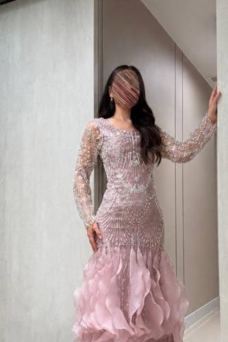 Pink dress with femininity and shiny details