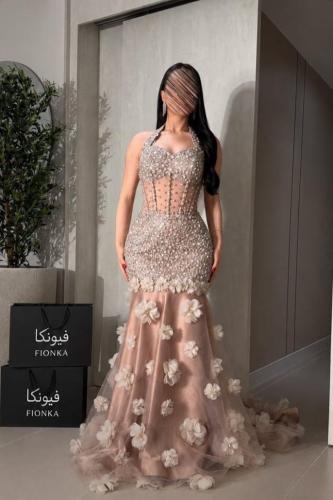 A dress with two colors, embroidered with dense embroidery