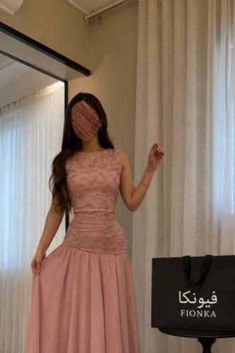 A calm pink dress gives a calm movement