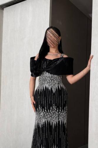 Luxurious black dress with an elegant design that combines luxury and boldness