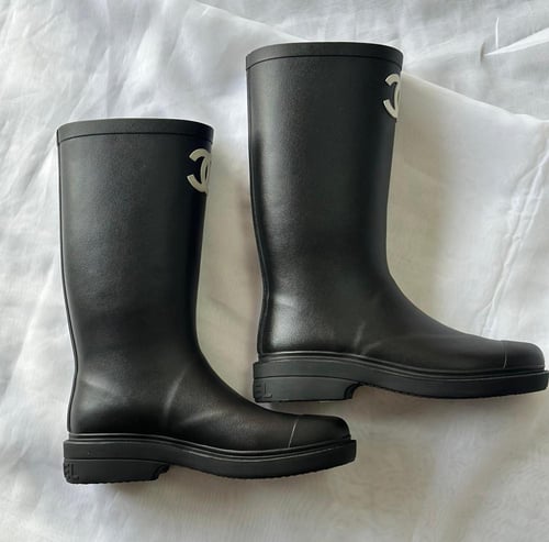 بوت شانيل أسود