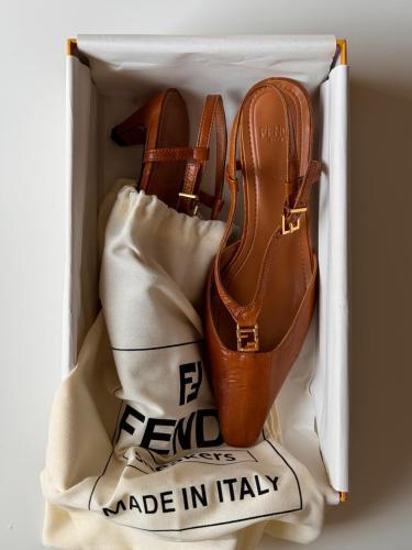 صندل نسائي جلد فيندي فاخر لون عسلي بحزام