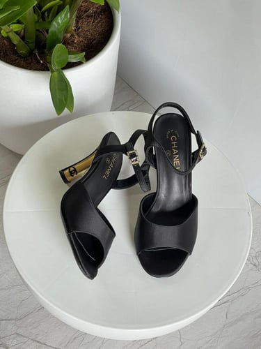 صندل كلاسيكي نسائي شانيل ساتان أسود كعب عالي عريض