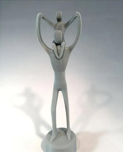 تمثال الأب والطفل – رمز الحنان والدعم