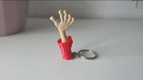 ميدالية بتصميم يد مرفوعة مبتكر ومميز