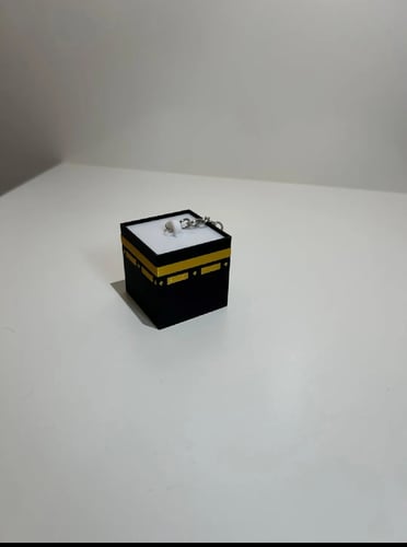 ميدالية على شكل الكعبة