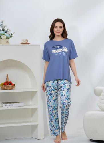 Two-piece sleepwear with half sleeves in a distinc...