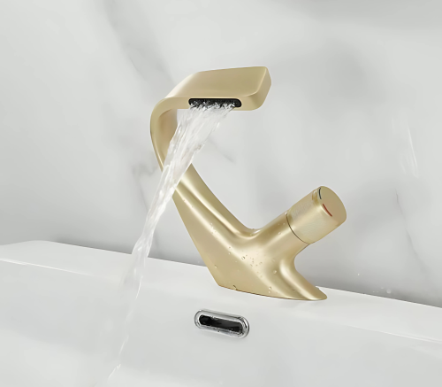 خلاط مغسلة شلال بتصميم عصري – لون ذهبي فاخر