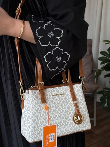 شنط مايكل كورس يتوفر عدة الوان المقاس موضح بالصور