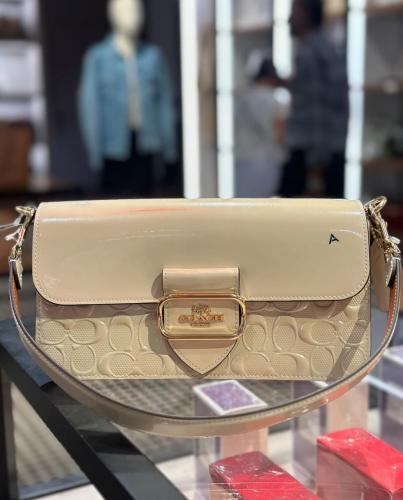 شنطة كوتش هاي كوالتي لون ابيض لامع حجم وسط