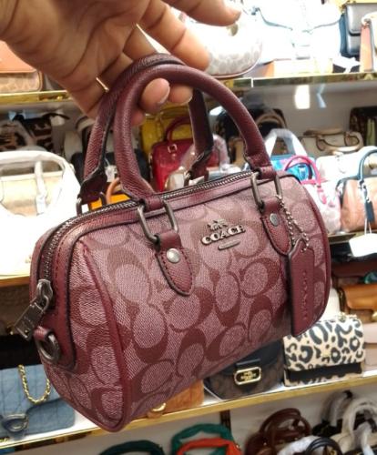 شنطة كوتش لون عنابي حجم صغير