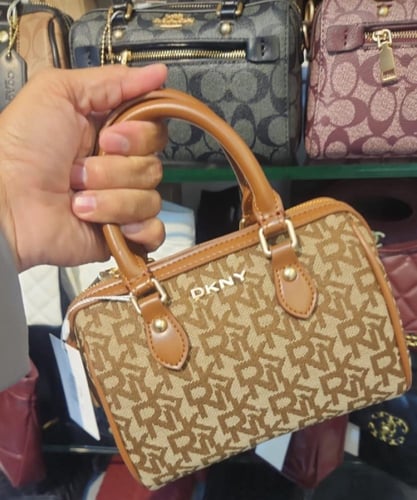 شنط دكني DKNY درجة اولى حجم صغير