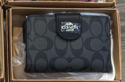 محفظة كوتش يتوفر عديد من الالوان