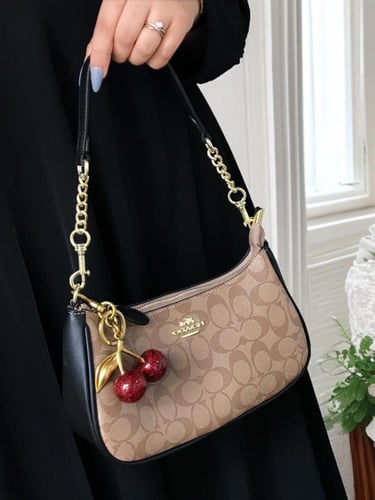 شنط كوتش مع ميدلية الكرزة