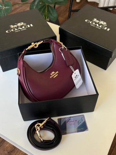 كوتش ميني يتوفر عدة الوان بنقش الماركة او سادة