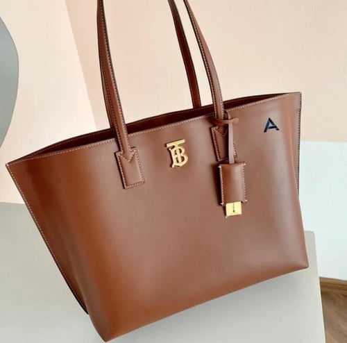 شنط بيربري هاي كوالتي الحجم موضح بالصورة يتوفر لون...