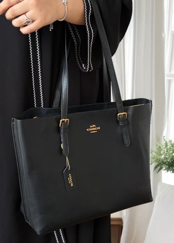 شنطة كوتش لون اسود يتوفر حجمين