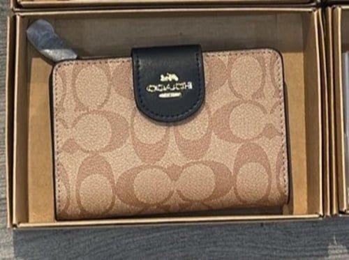 محفظة كوتش يتوفر عديد من الالوان