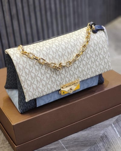 شنط مايكل كورس هاي كوالتي مقاس 23 تقريباً