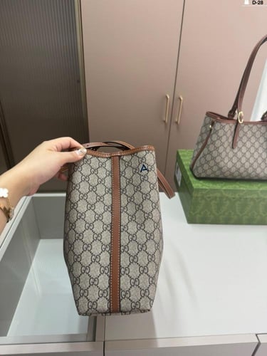 شنط قوتشي هاي كوالتي يتوفر حجمين كبير ووسط