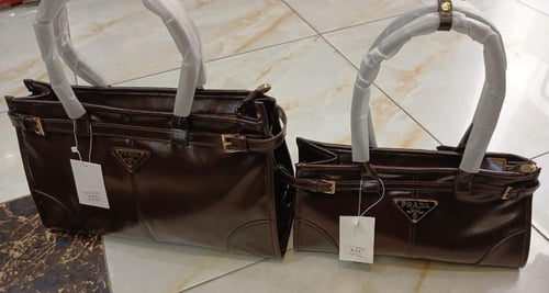 شنط برادا كوالتي جلد ناعم لامع يتوفر عدة الوان وحج...