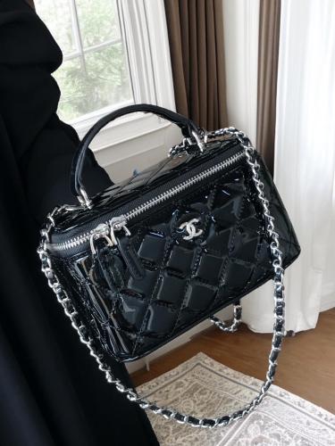 شنط شانيل لامع مع مرآة الحجم موضح بالصور