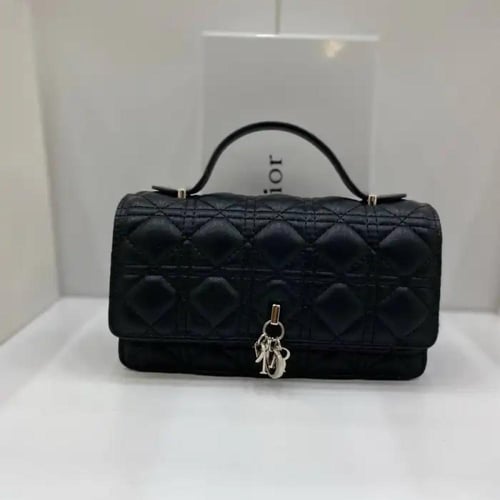 شنط ديور درجة اولى يتوفر مع ذهبي او فضي