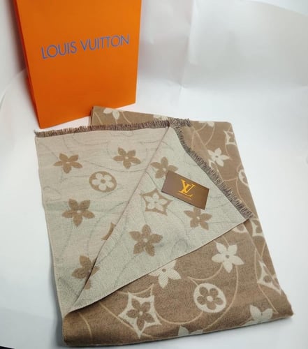 شال شتوي لويس فيتون يتوفر عدة الوان