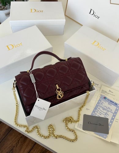 شنط شانيل لون مطفي الحجم موضح بالصور