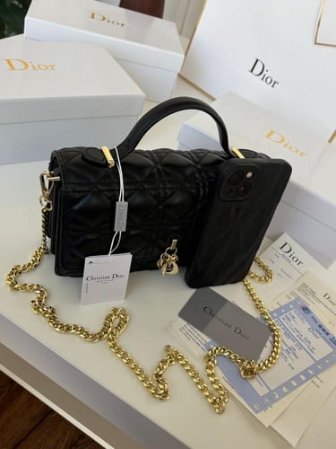 شنط شانيل لون مطفي الحجم موضح بالصور