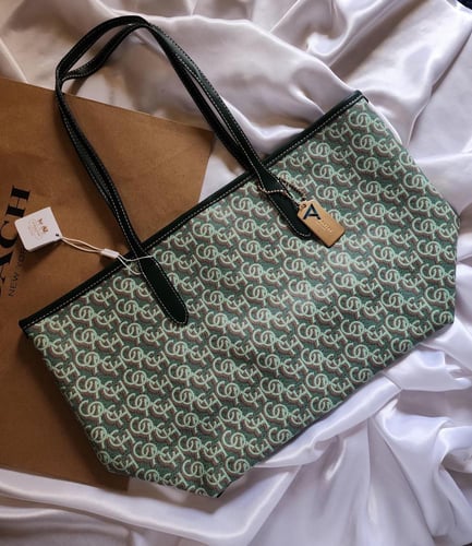 شنط كوتش حجم وسط واسع يتوفر عدة ألوان