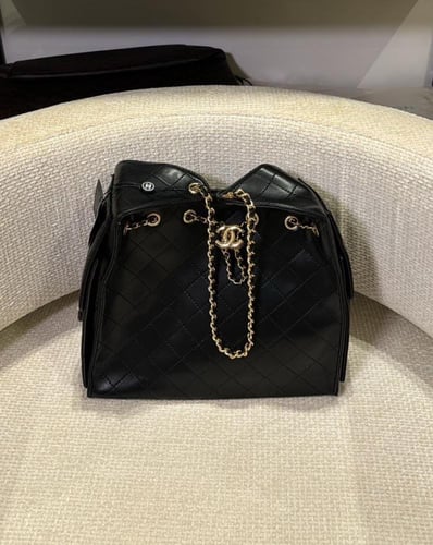 شنط شانيل حجم وسط يتوفر عدة الوان