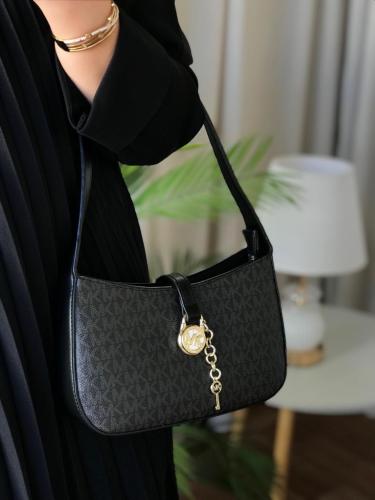 شنط مايكل كورس الحجم موضح بالصور