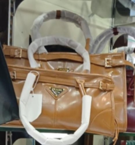 شنط برادا كوالتي جلد ناعم لامع يتوفر عدة الوان وحج...