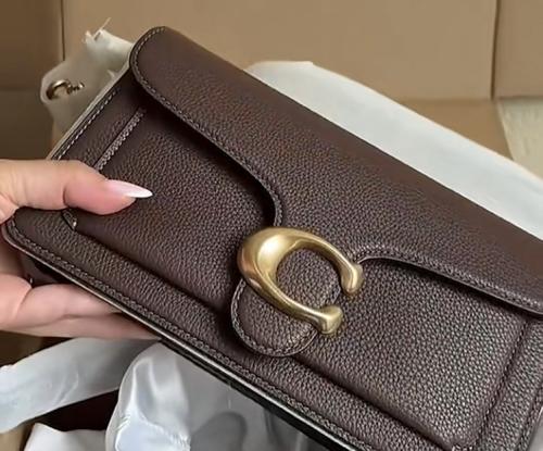 شنطة كوتش حجم وسط مقاس 26سم لون بني وذهبي