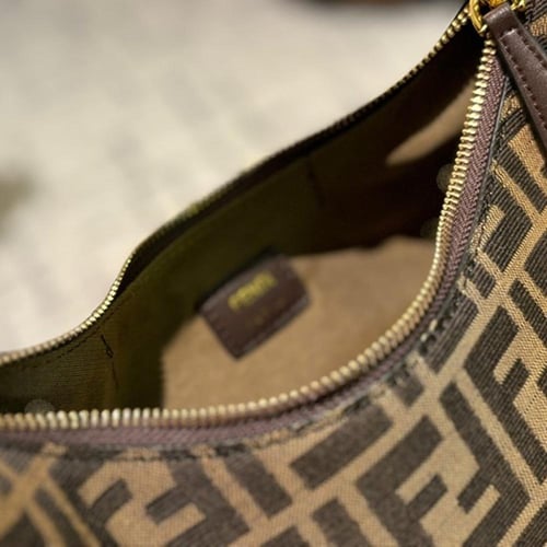 شنطة فندي كوالتي الحجم وسط الحزام عريض