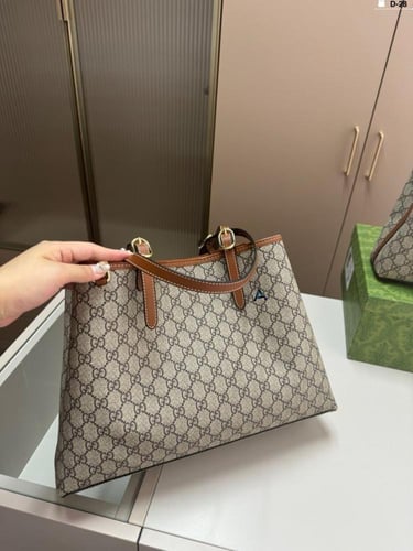 شنط قوتشي هاي كوالتي يتوفر حجمين كبير ووسط