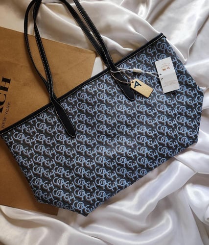 شنط كوتش حجم وسط واسع يتوفر عدة ألوان