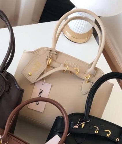 شنط ميو ميو الحجم ارتفاع30 سم عرض*35 سم يتوفر عدة...