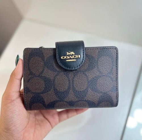 محفظة كوتش يتوفر عديد من الالوان