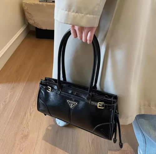 شنط برادا كوالتي جلد ناعم لامع يتوفر عدة الوان وحج...