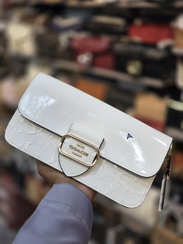 شنط كوتش كوالتي الحجم وسط يتوفر عدة الوان