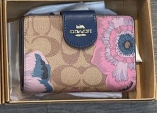 محفظة كوتش يتوفر عديد من الالوان