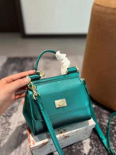 شنط دولتشي اند غابانا كوالتي حجم وسط