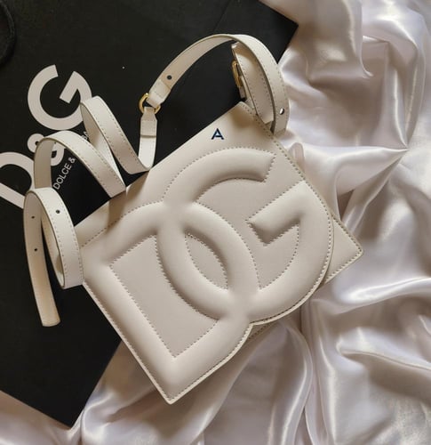 شنط دولتشي اند غابانا يتوفر عدة الوان الحجم موضح ب...