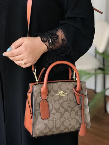 شنط كوتش كوالتي الحجم موضح بالصور يتوفر ٣ الوان