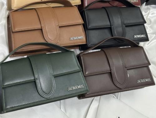 شنط جاكيموس حجم وسط الشعار فضي