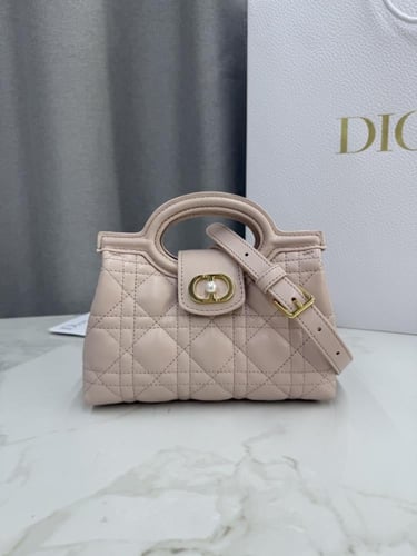 شنط ديور هاي كوالتي المقاس 19 سم الصغير يتوفر عدة...