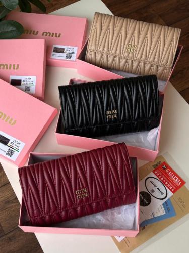 شنط ميو ميو يتوفر عدة الوان