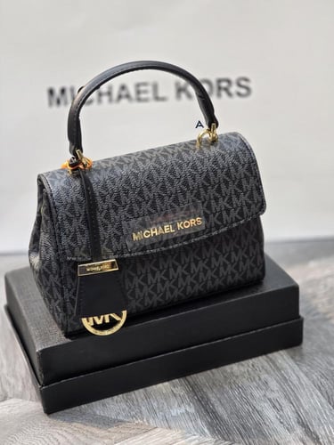 شنط مايكل كورس يتوفر حجمين